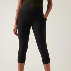 Athleta Salutation Stash Pocket ll Capri XL Black with Mesh Bottom